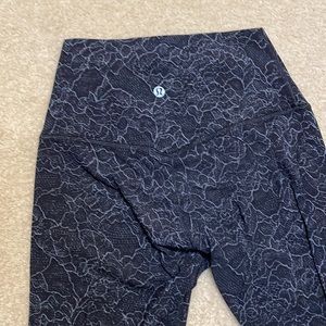 Lululemon align 25” size 4 leggings, snake skin type design; navy/black